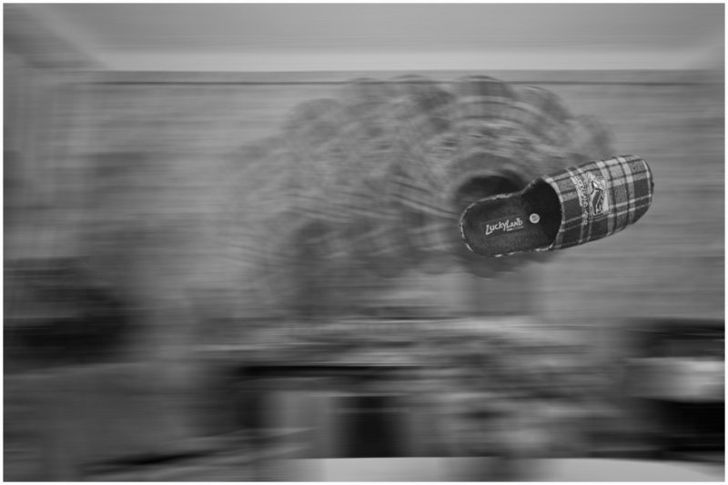 Кидает тапок