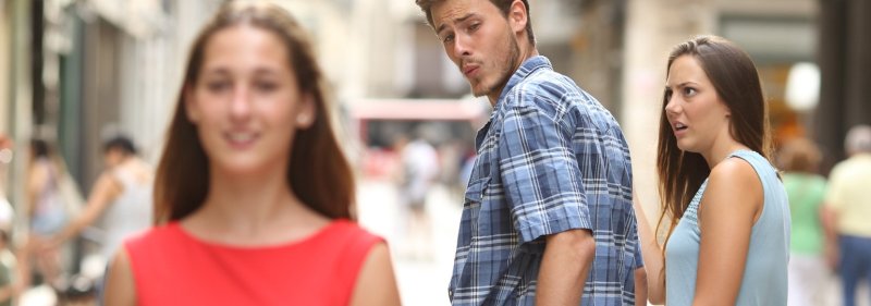 Парень и девушка в поле