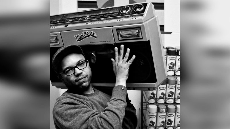 Негр с магнитофоном на плече