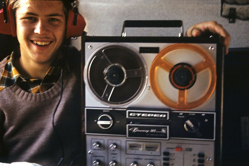 Советский магнитофон с человеком