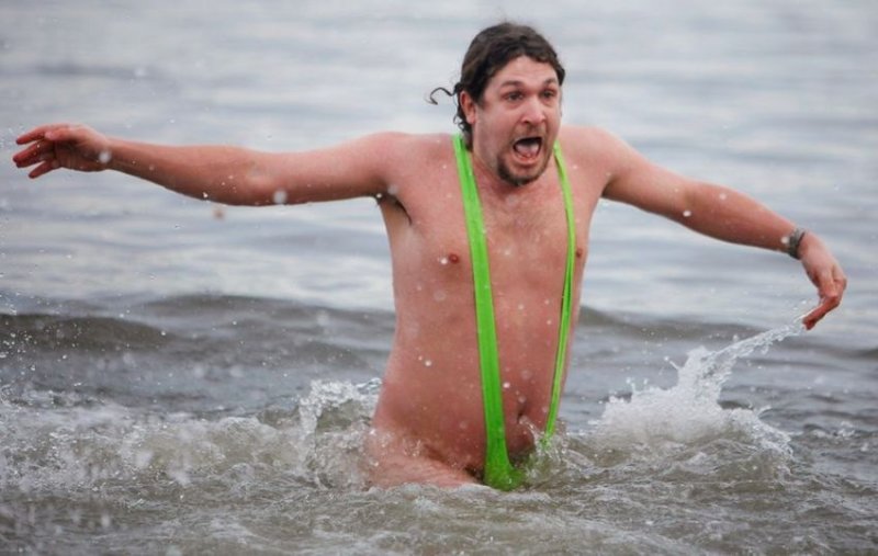 Купается на море мужик