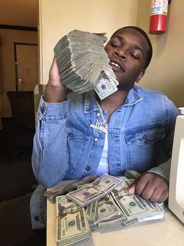 Афроамериканец с деньгами