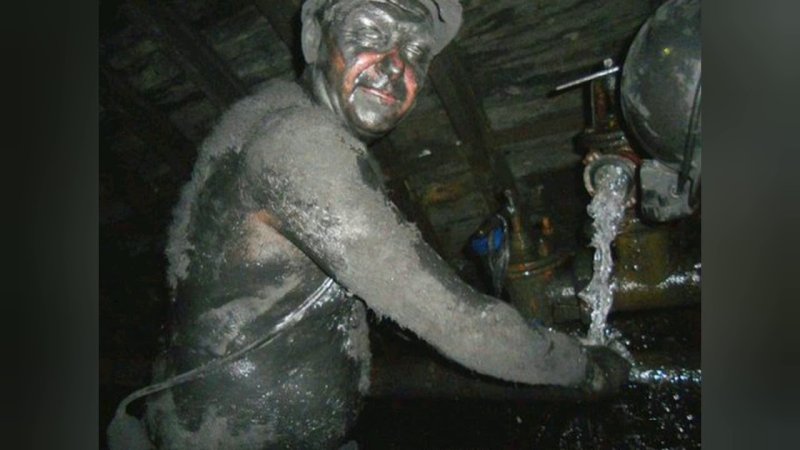 Шахтер в забое