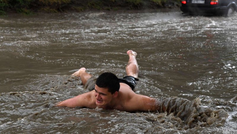 Люди купаются