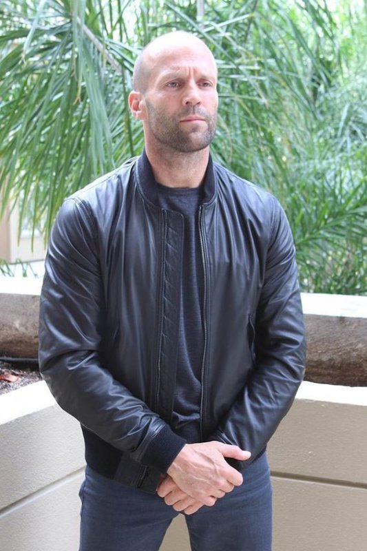 Джейсон Стэтхэм в кожаной куртке