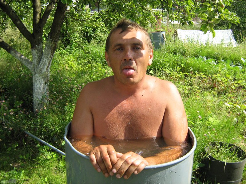 Купаемся в бочке на даче