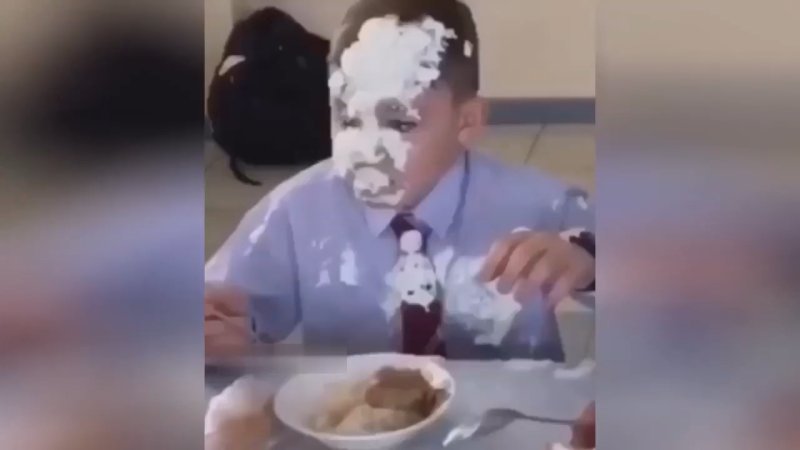 Торт прилетел в лицо пацану