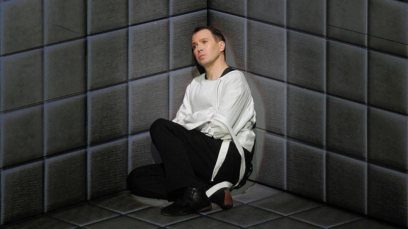 Парень в смирительной рубашке