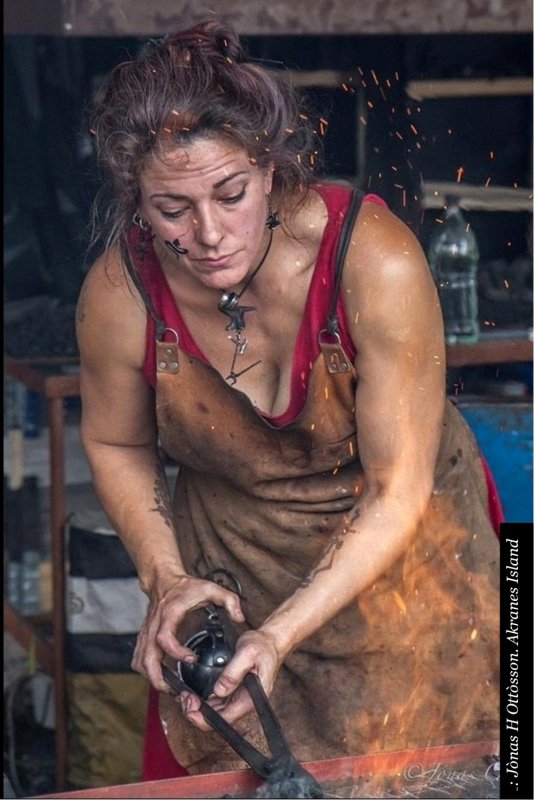 Красивая девушка кузнец