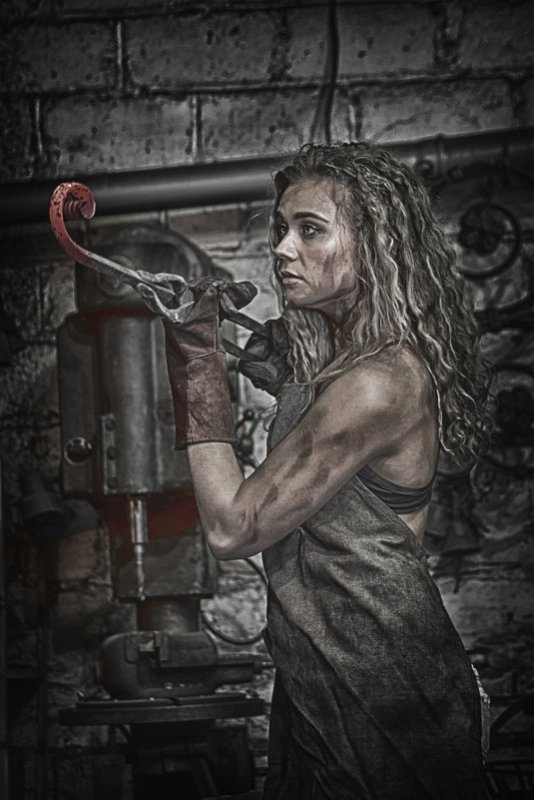 Девушка в кузнице