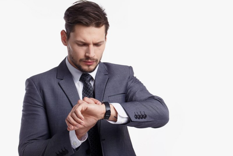Мужчина указывает на часы