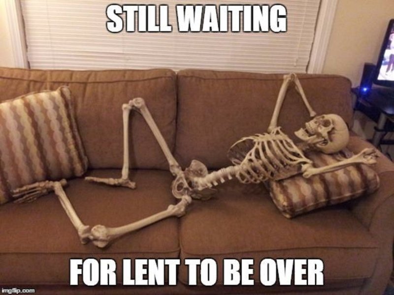 Скелет лежит на диване