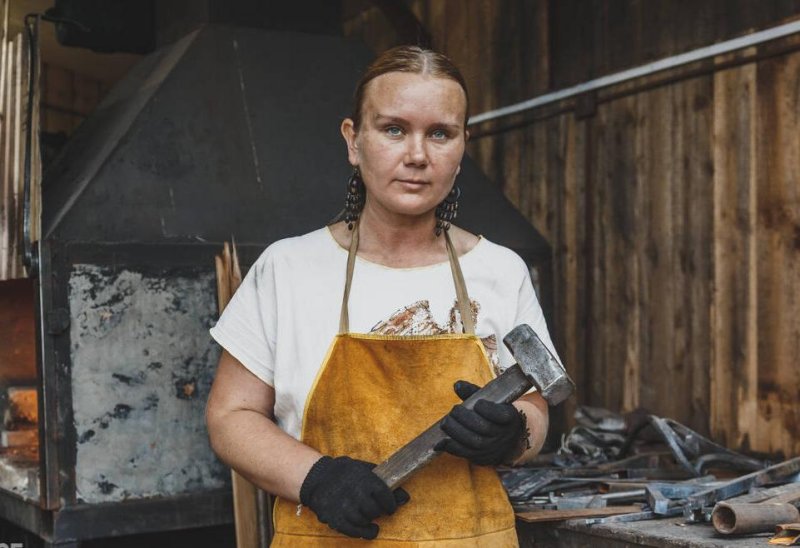 Женщина кузнец Белокуриха