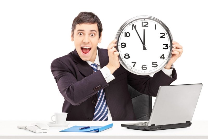 Человек указывает на часы