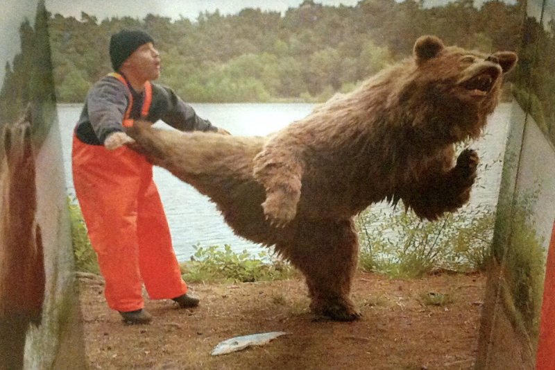 Человек дерётся с седведем