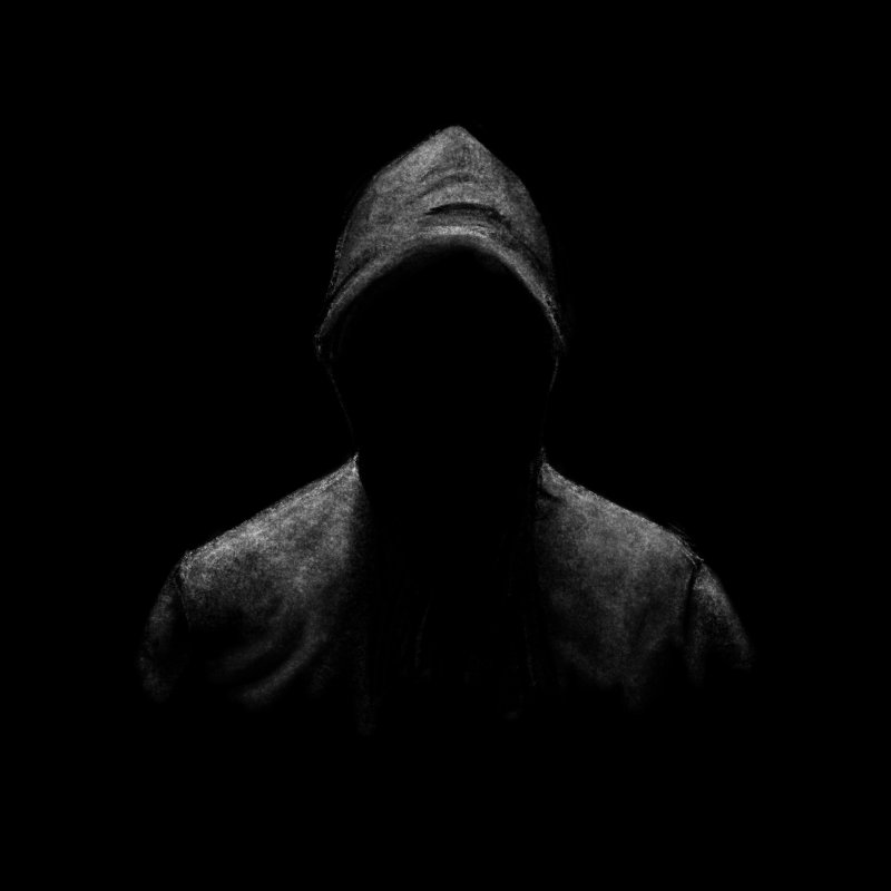 В капюшоне в темноте