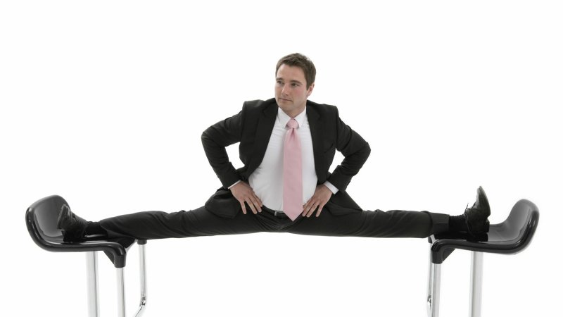 Человек на двух стульях