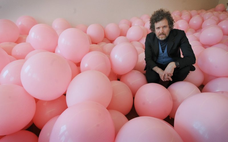 Люди с шарами