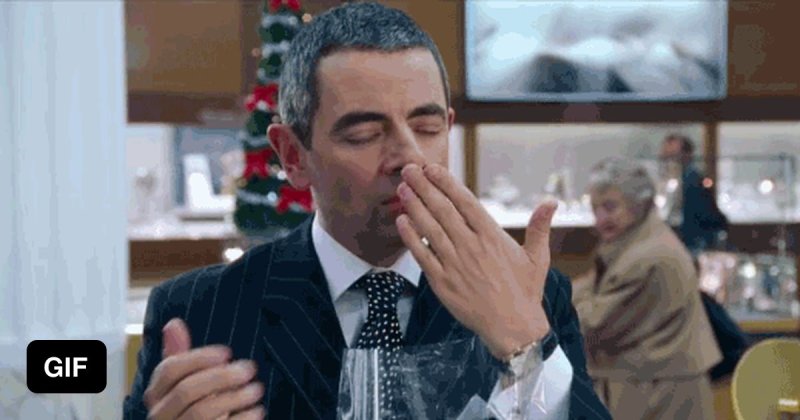 Нюхает пальцы