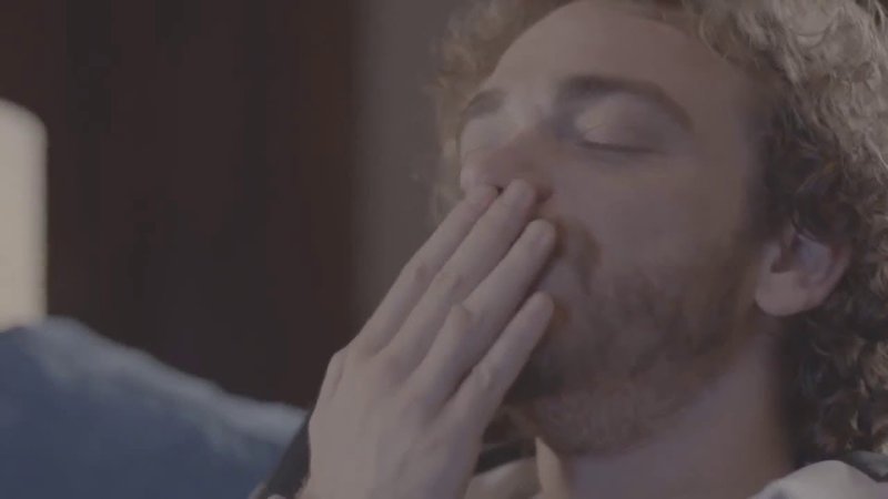 Мужчина нюхает