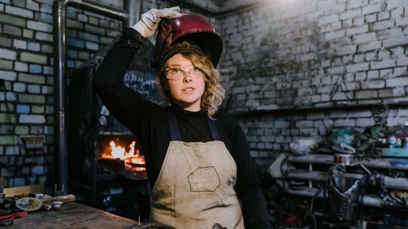 Девушка кузнец