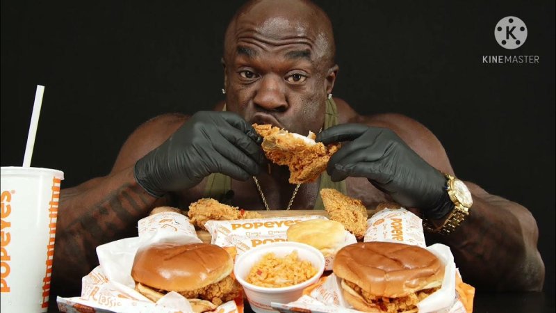 Негр ест фаст фуд