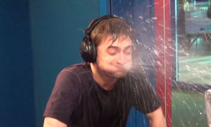 Дэниел Рэдклифф выплевывает воду Мем