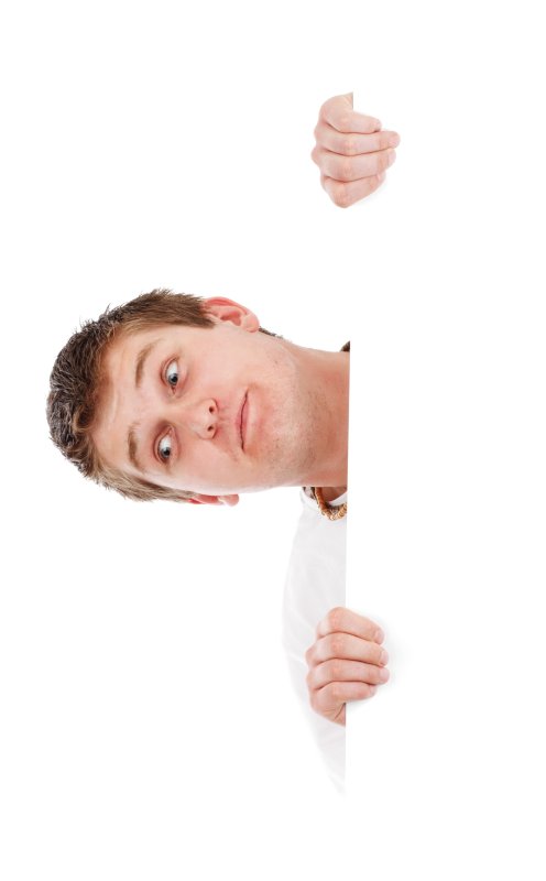 Мужчина выглядывает