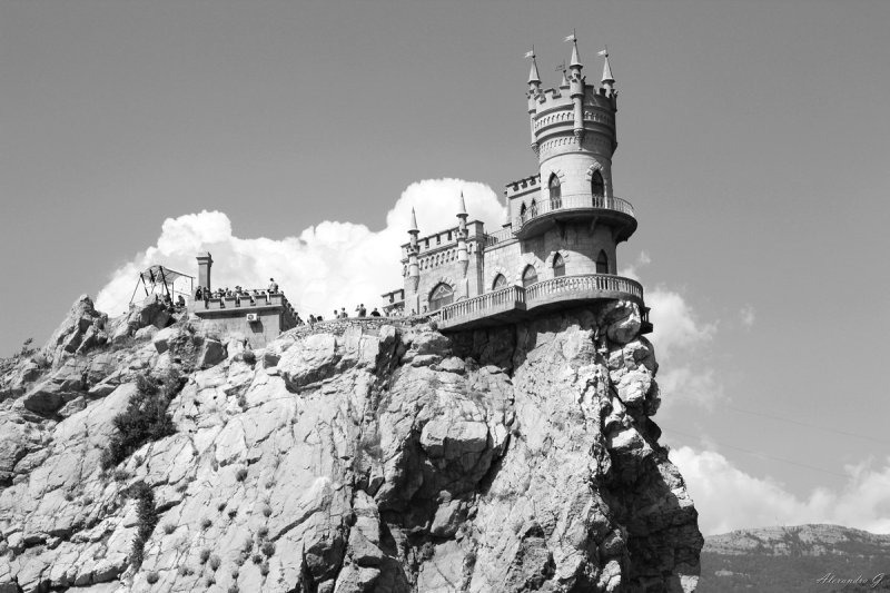 Ласточкино гнездо на белом