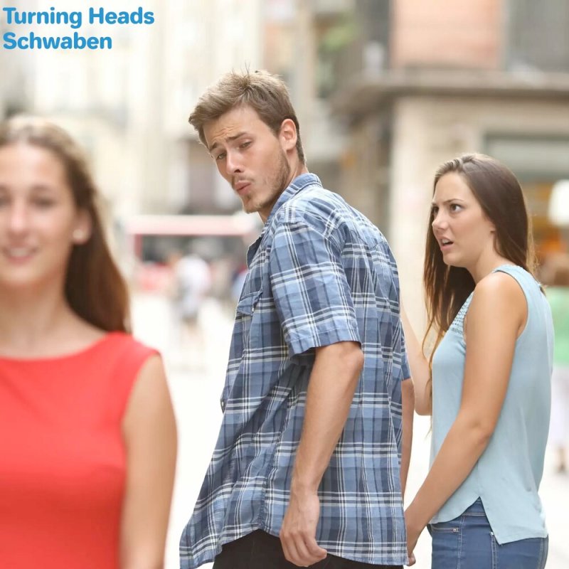 Мужчина оборачивается на девушку