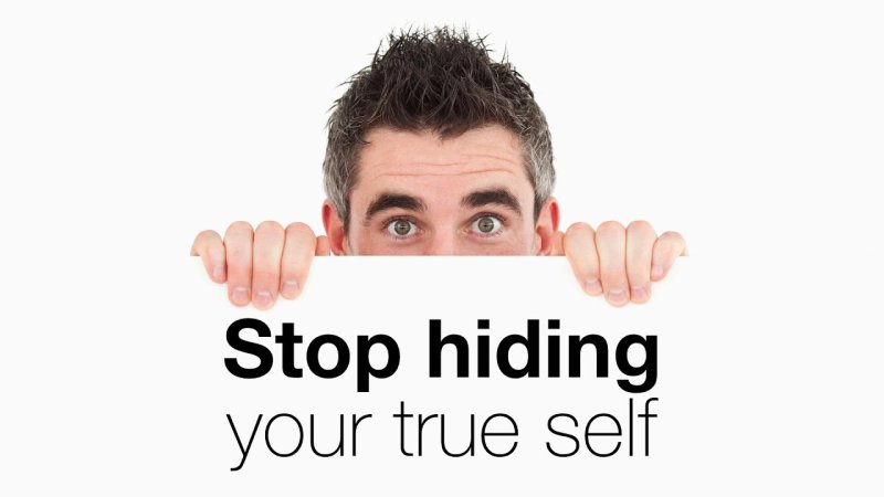 Человек заглядывает