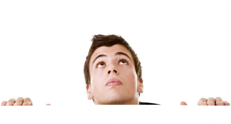 Человек смотрит вниз