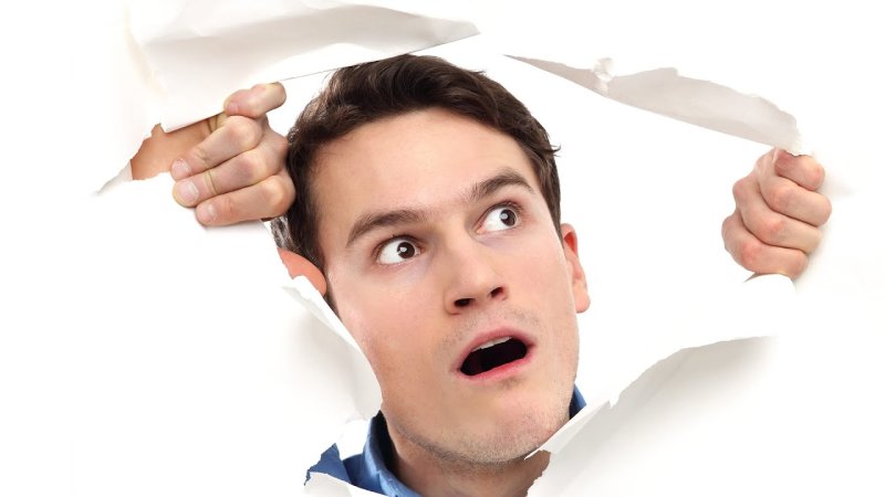 Удивленный человек на белом фоне