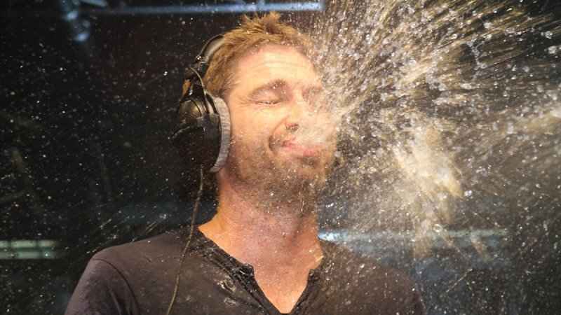 Человек выплевывает воду