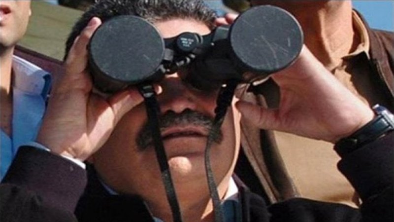 Мужик с биноклем