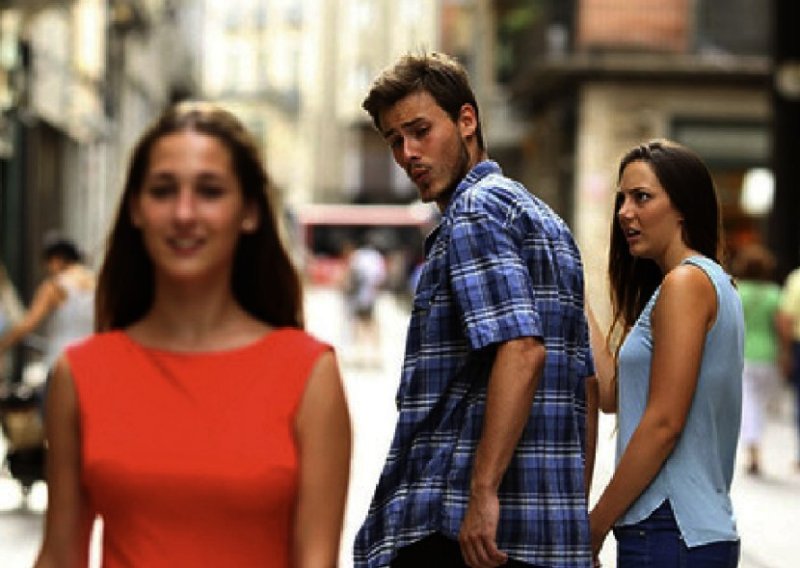 Парень оборачивается