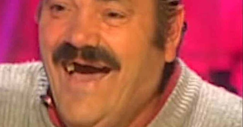 Усатый мужик смеется