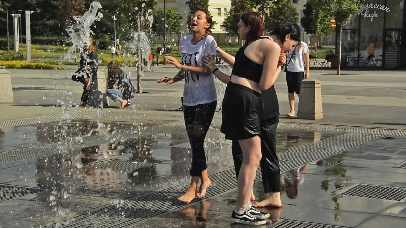 Девчонки в фонтане