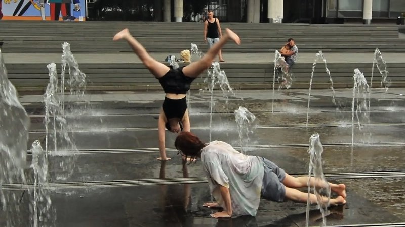 Мокрая девушка в фонтане