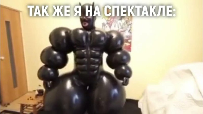 Мужик в черном костюме Мем