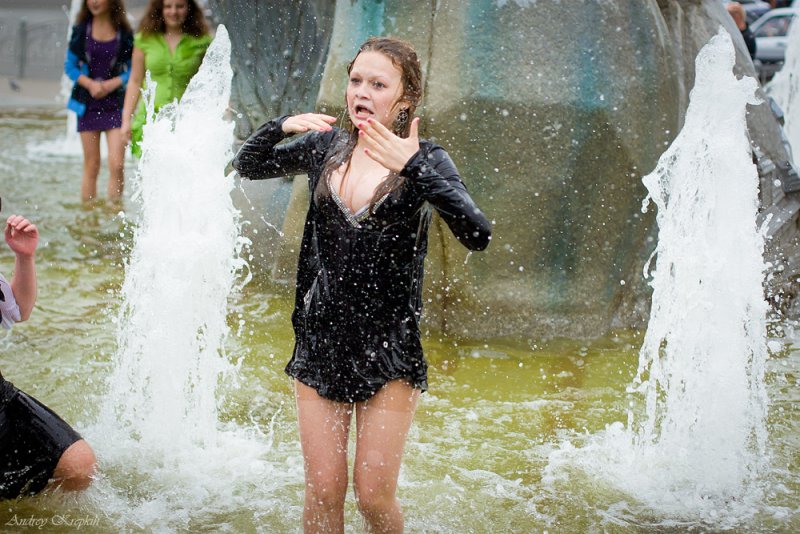 Девушка в фонтане