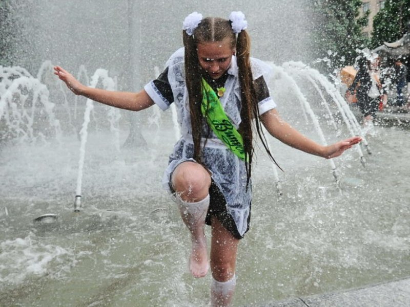 Девочка купается в фонтане