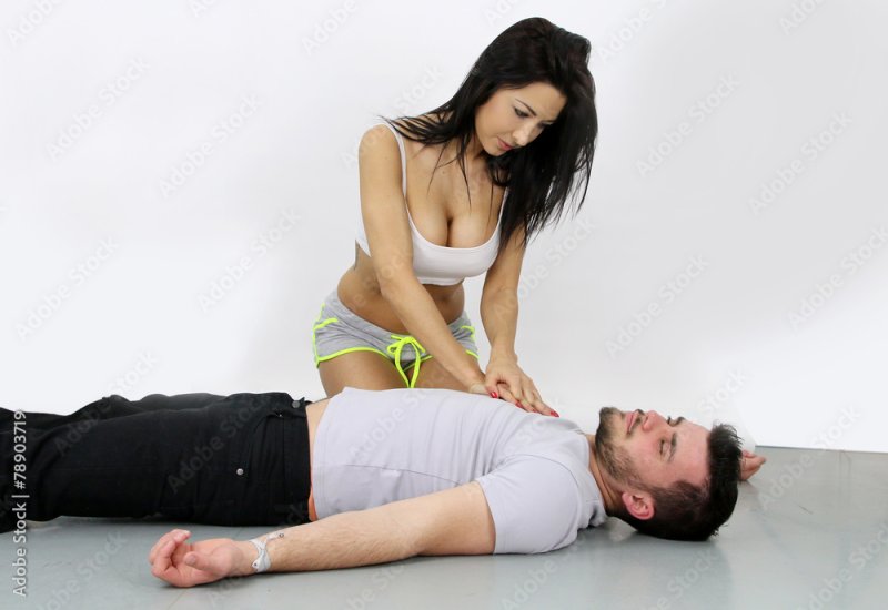 Девушка делает искусственное дыхание