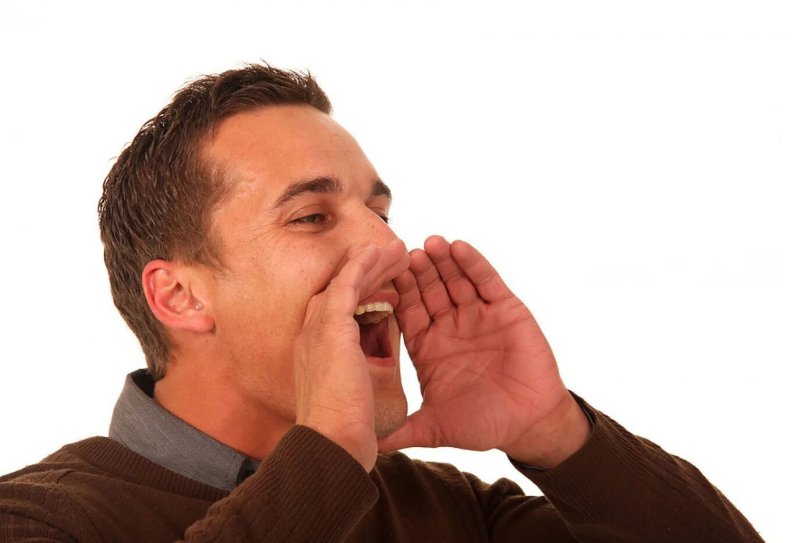 Человек кричит