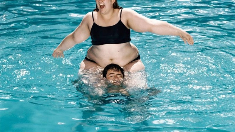 Толстуха в воде