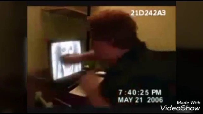 Чел разбивает монитор