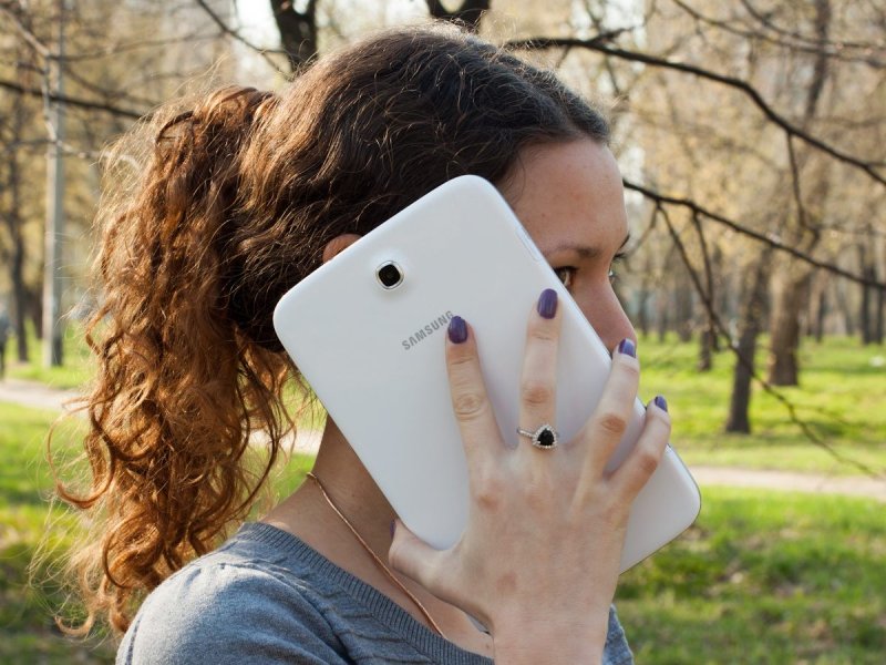 Айфон в руках девушки