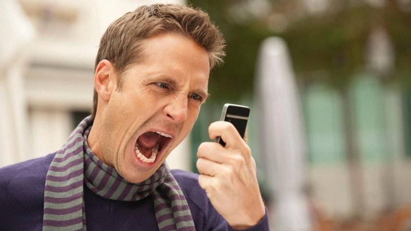 Человек говорит по мобильному телефону