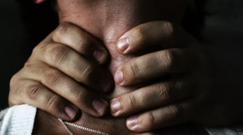 Мужские руки на шее