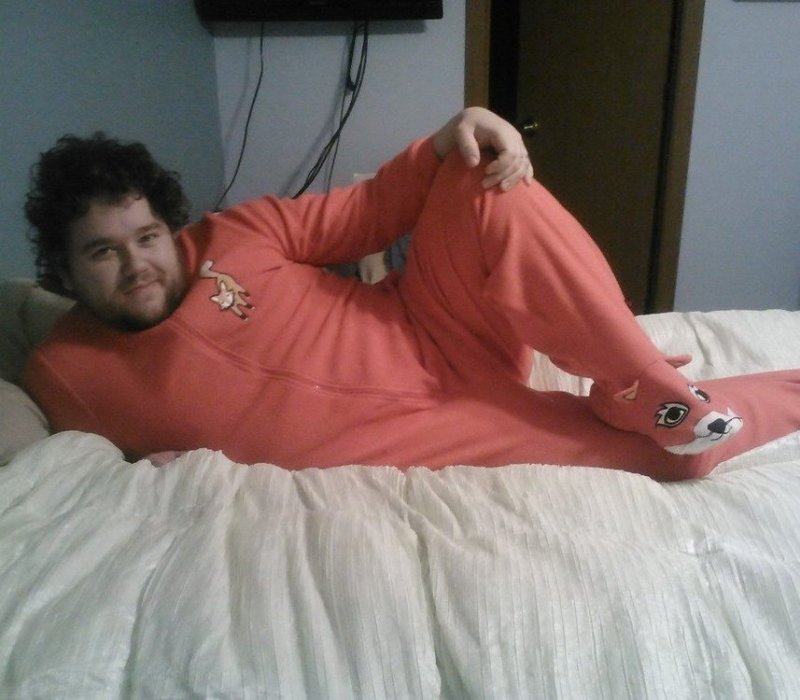 Толстый мужчина в пижаме